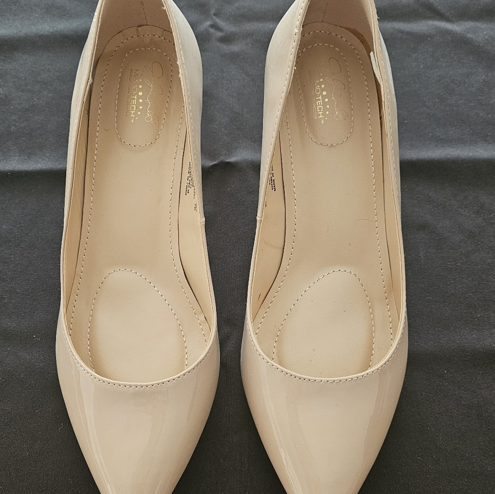 Jaclyn Smith Memo Tech Nude Vinyl 1 1/2" Heels Size 9M